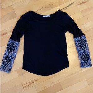 Long sleeve shirt with deigned sleeves
